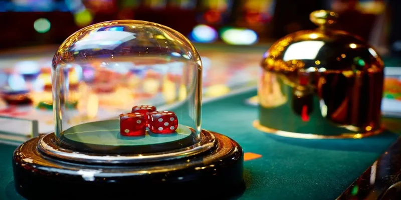 Xuống tiền cược vào tổng ba viên xúc xắc trong game Sicbo 
